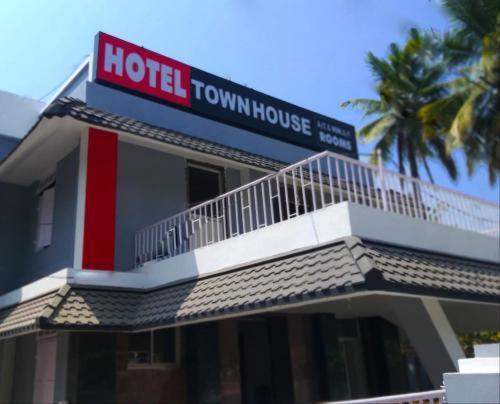 Hotel Sunday - Townhouse Club Airport Trivandrum トリバンドラム エクステリア 写真