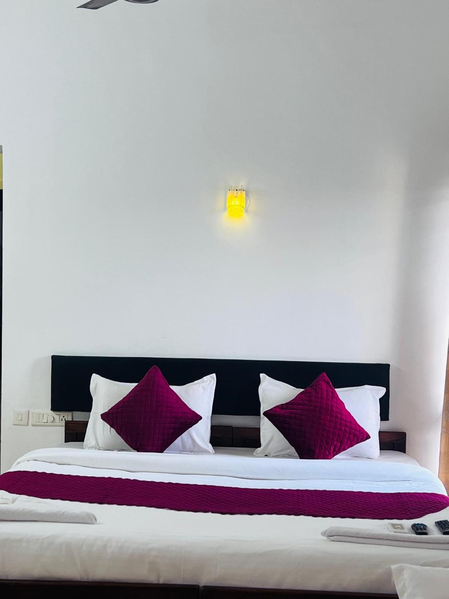 Hotel Sunday - Townhouse Club Airport Trivandrum トリバンドラム エクステリア 写真