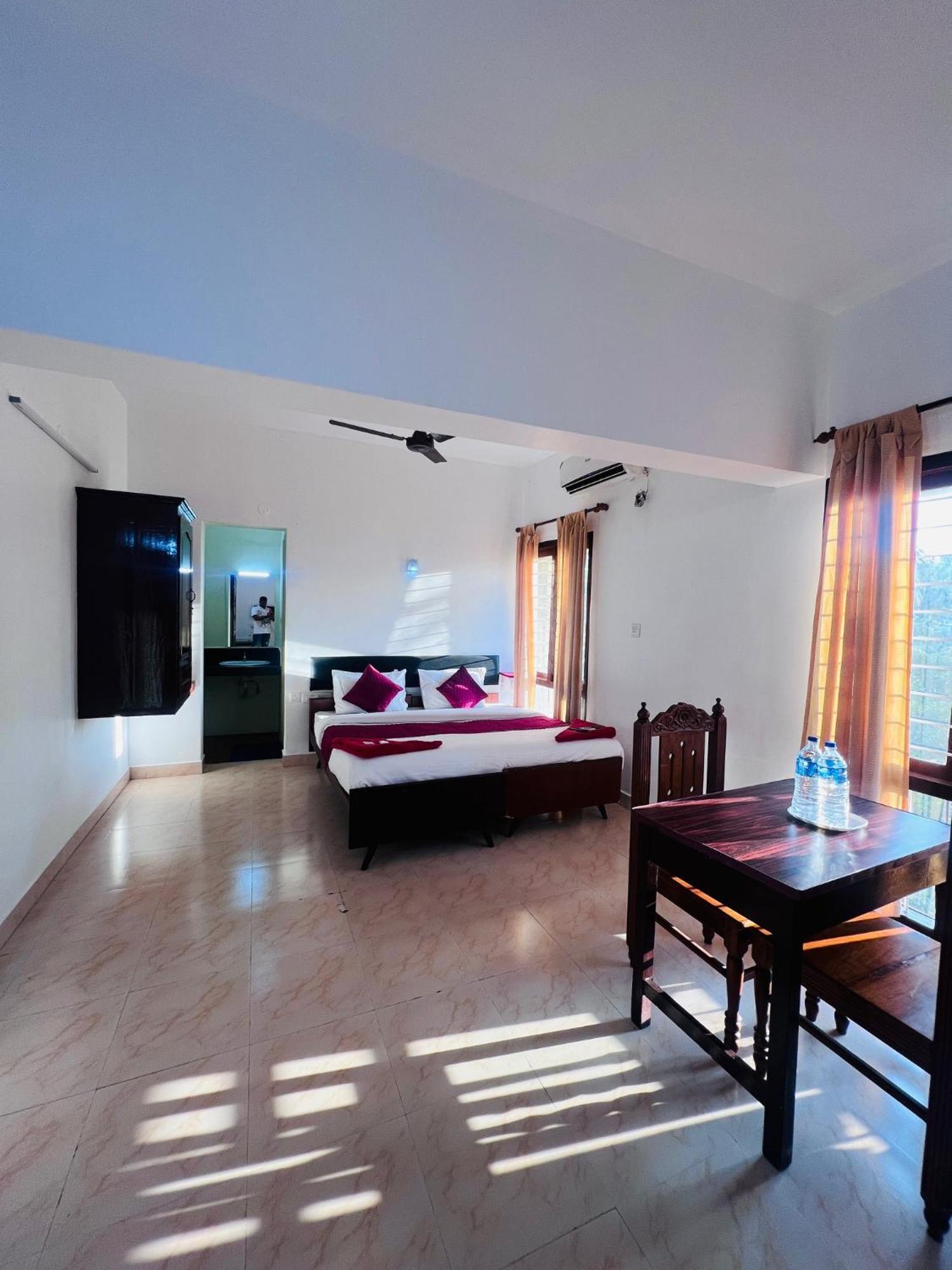 Hotel Sunday - Townhouse Club Airport Trivandrum トリバンドラム エクステリア 写真
