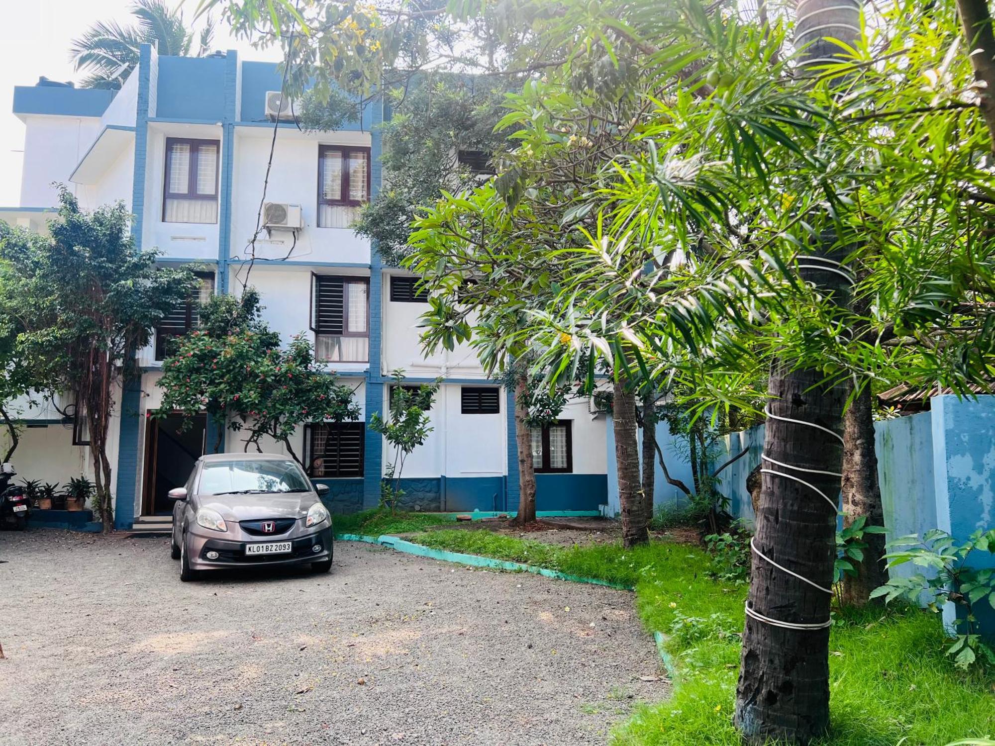 Hotel Sunday - Townhouse Club Airport Trivandrum トリバンドラム エクステリア 写真