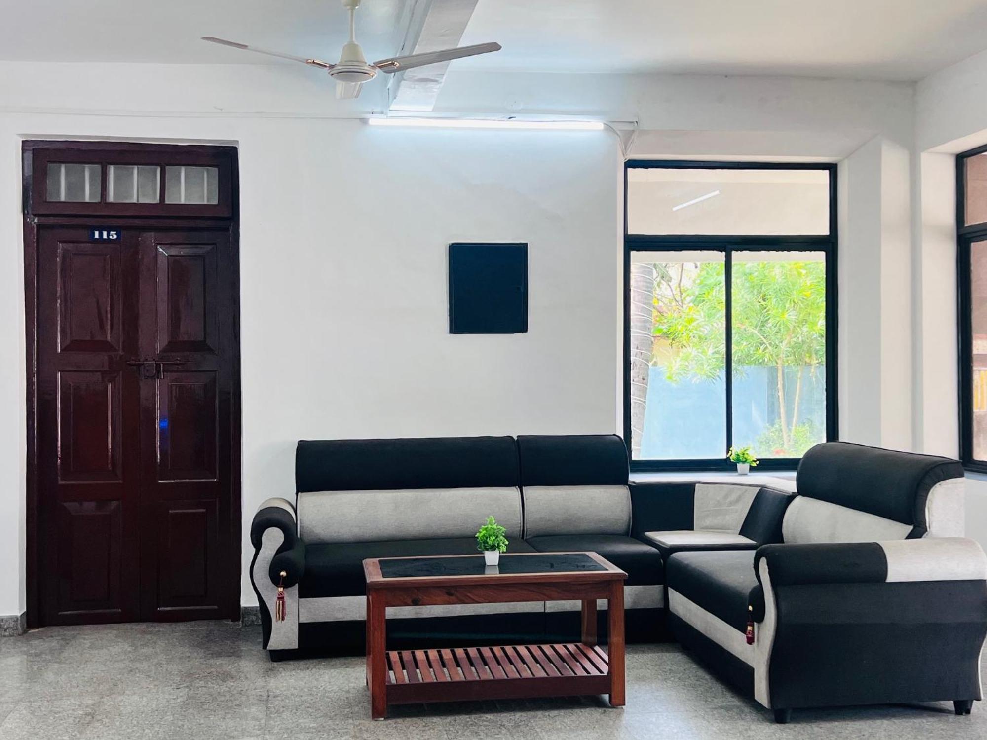 Hotel Sunday - Townhouse Club Airport Trivandrum トリバンドラム エクステリア 写真