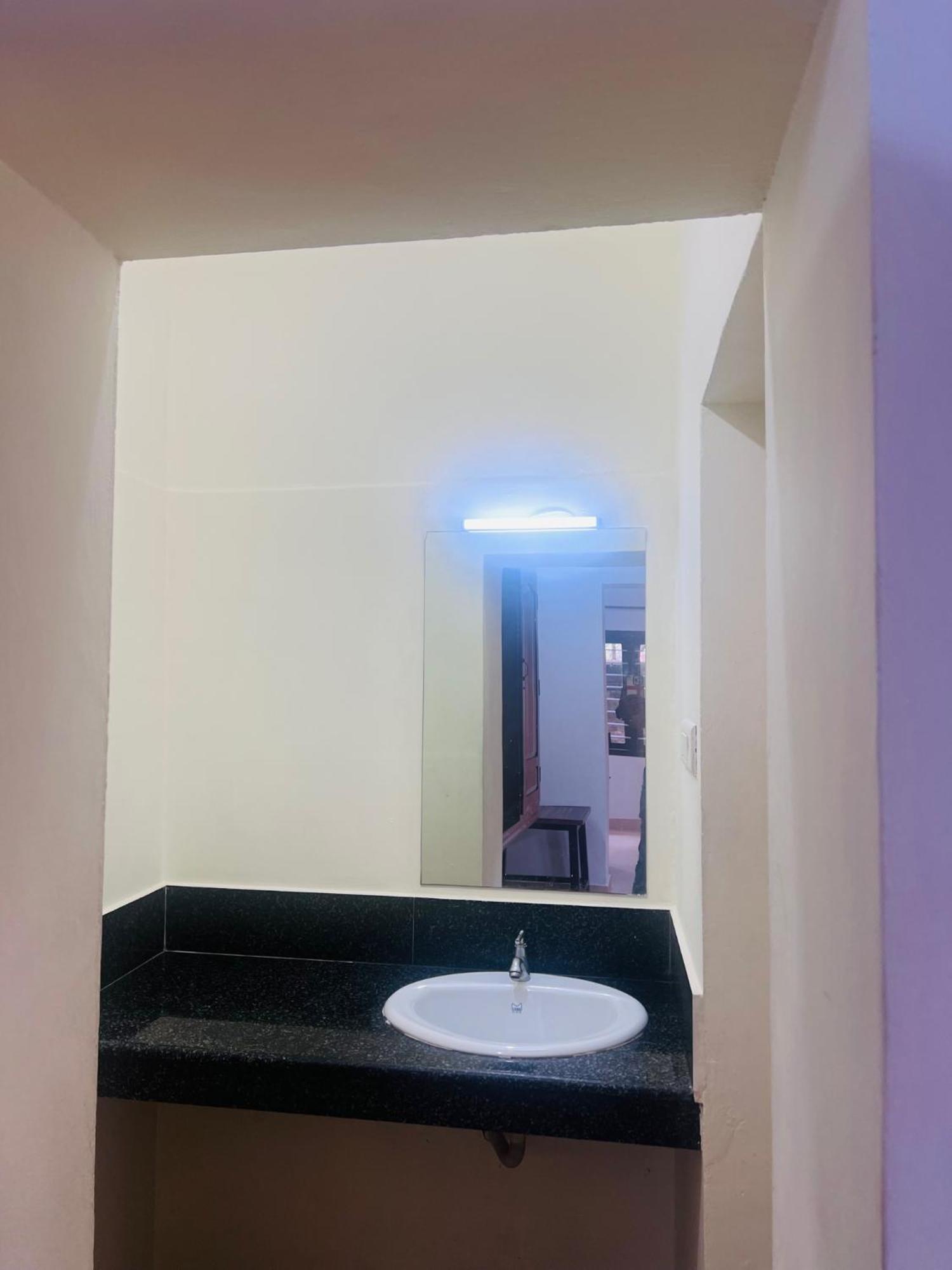 Hotel Sunday - Townhouse Club Airport Trivandrum トリバンドラム エクステリア 写真