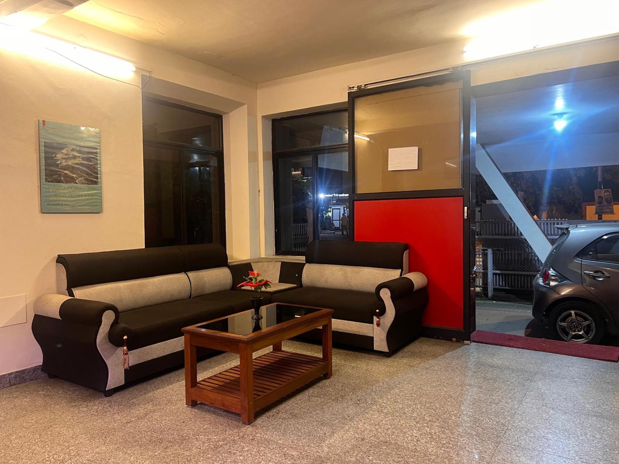 Hotel Sunday - Townhouse Club Airport Trivandrum トリバンドラム エクステリア 写真