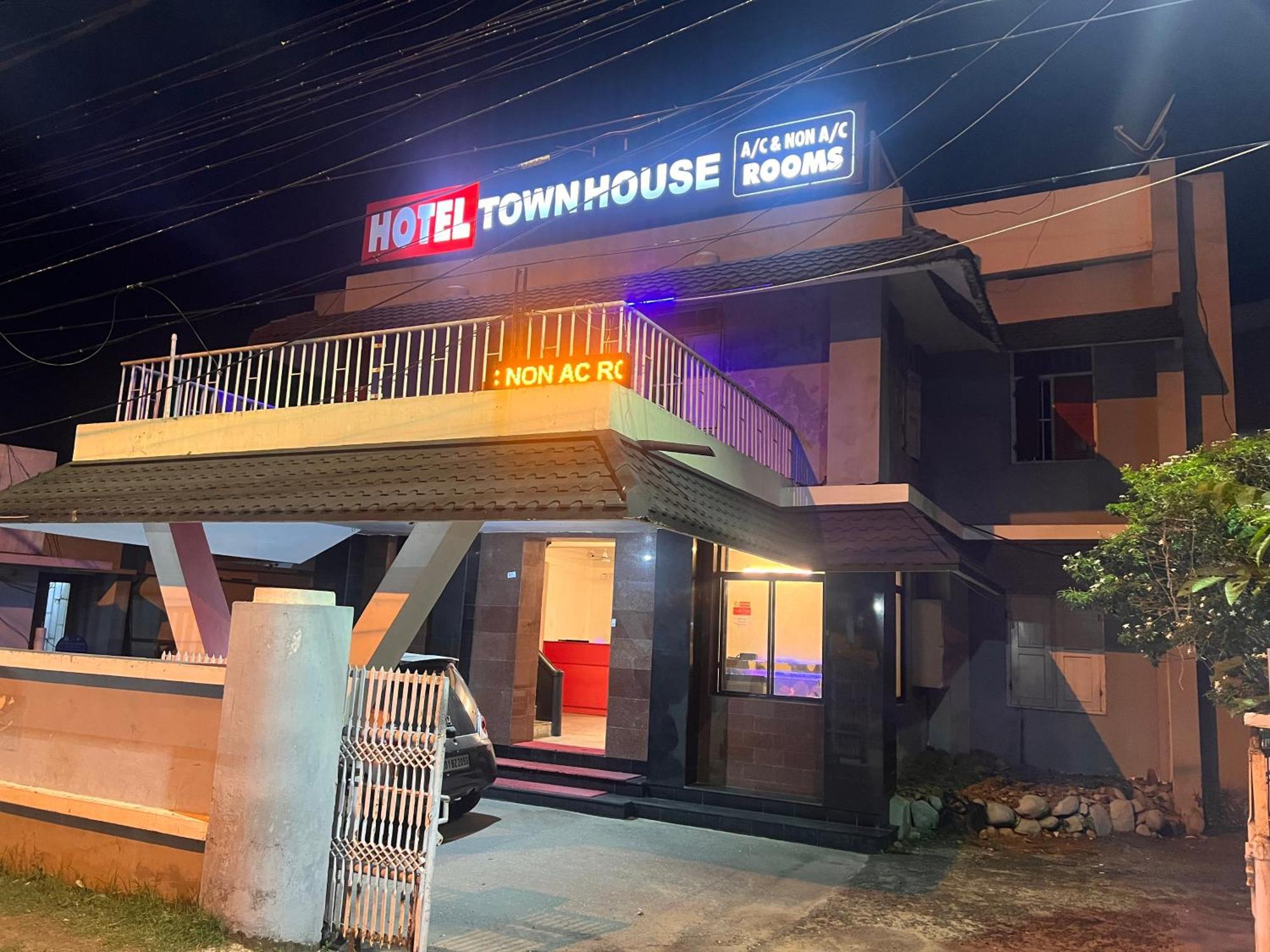 Hotel Sunday - Townhouse Club Airport Trivandrum トリバンドラム エクステリア 写真