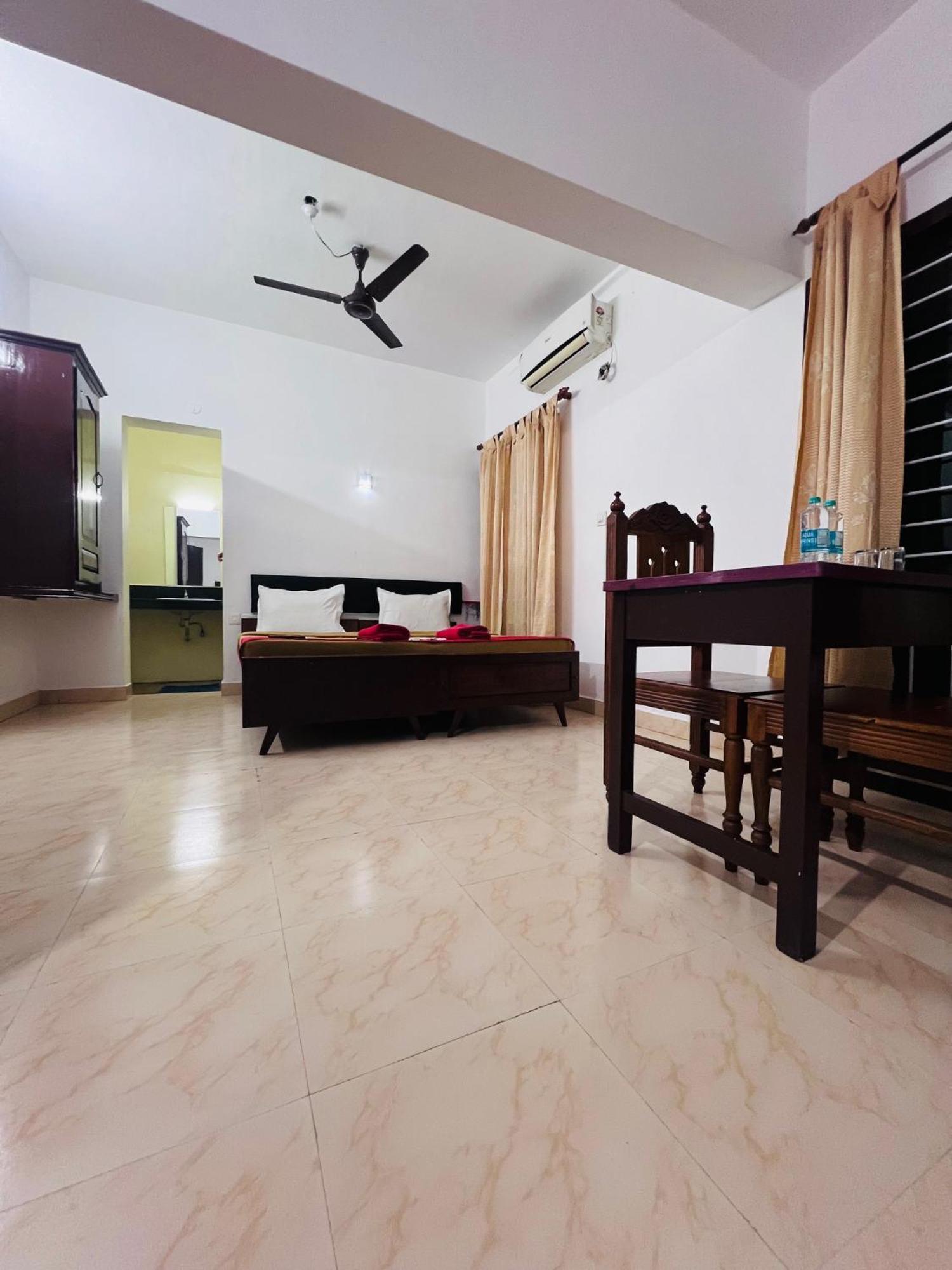 Hotel Sunday - Townhouse Club Airport Trivandrum トリバンドラム エクステリア 写真